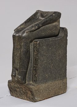Unterteil einer weiblichen Sitzfigur, wahrscheinlich Hatschepsut darstellend