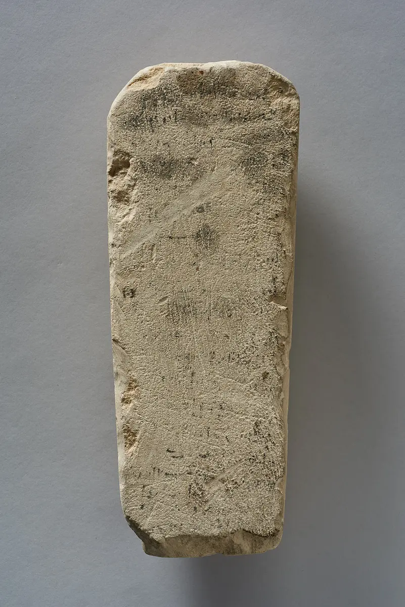 Apis-Stele mit demotischer Aufschrift