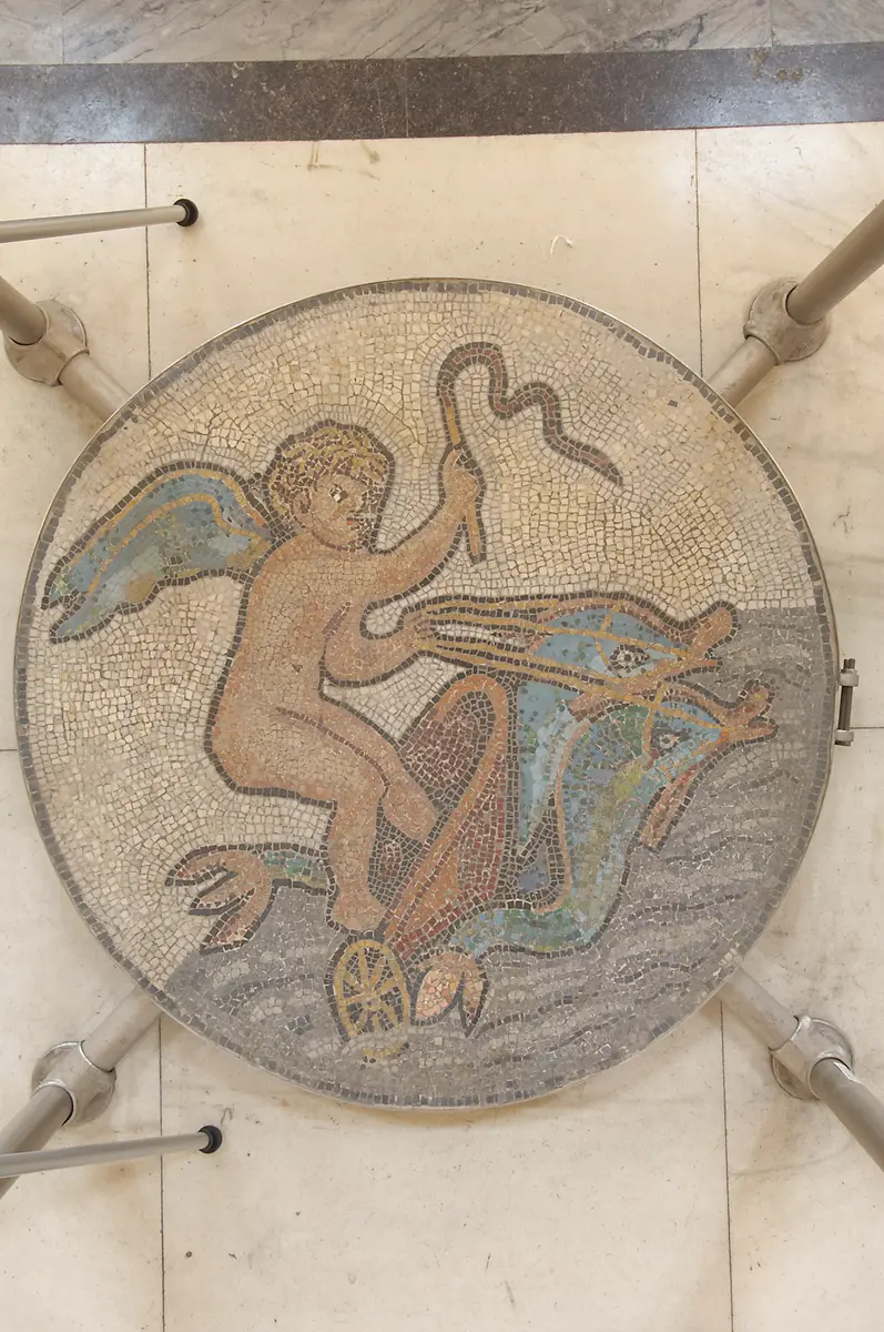 Mosaikfragment: Eros auf Biga