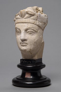 Relieffragment: Kopf eines palmyrenischen Priesters