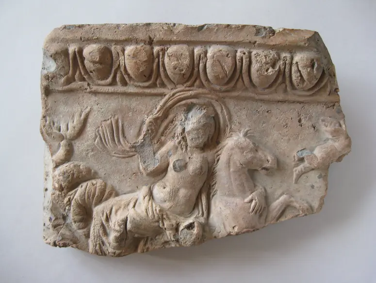Fragment einer Sima: Nereide auf Seepferd