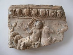 Fragment einer Sima: Nereide auf Seepferd