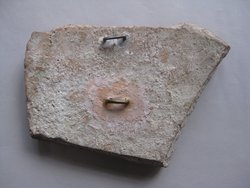 Fragment einer Aufsatzplatte mit Palästradarstellung: Herme und Kanne zwischen Säulen