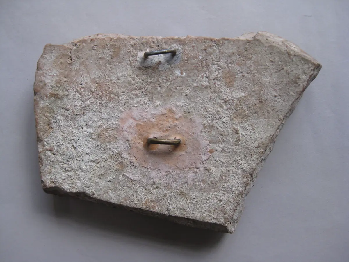 Fragment einer Aufsatzplatte mit Palästradarstellung: Herme und Kanne zwischen Säulen