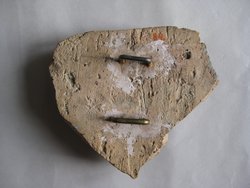 Fragment einer Verkleidungsplatte mit Masken in schlangenförmig gewundenen Bändern: Gorgoneion