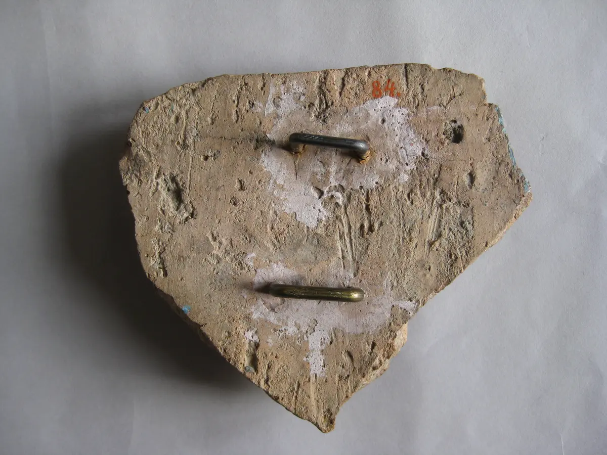 Fragment einer Verkleidungsplatte mit Masken in schlangenförmig gewundenen Bändern: Gorgoneion