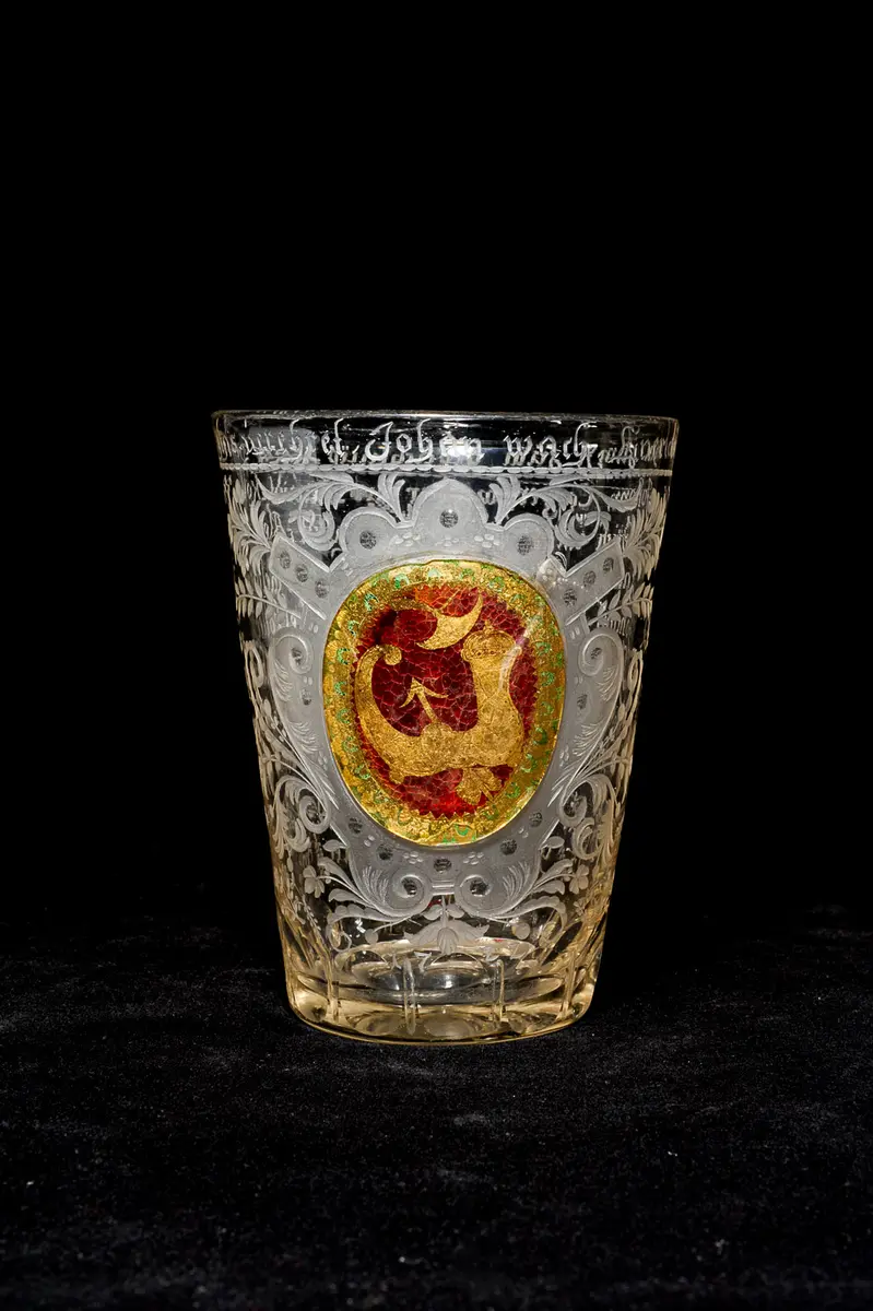Becher mit Schusterzunft von Iglau mit Zwischengoldmedaillon