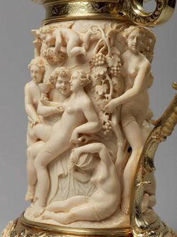 Deckelhumpen aus Elfenbein mit Bacchanal und mythologischen Szenen