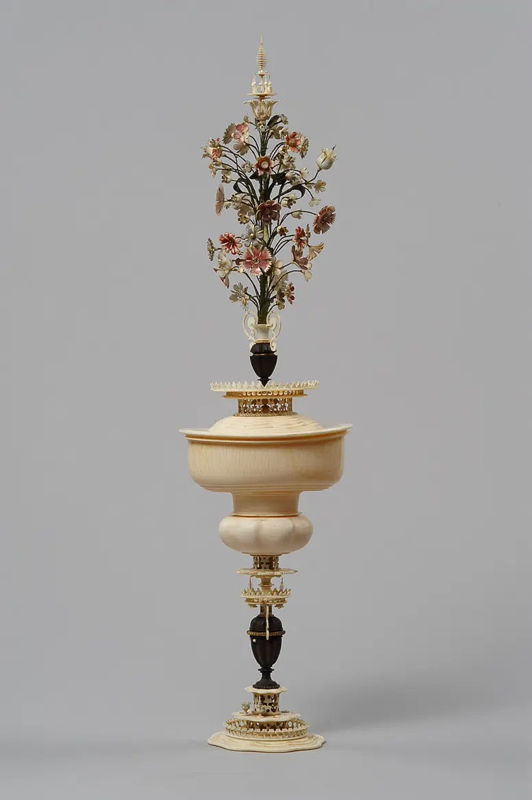Deckelpokal mit Blumenbukett