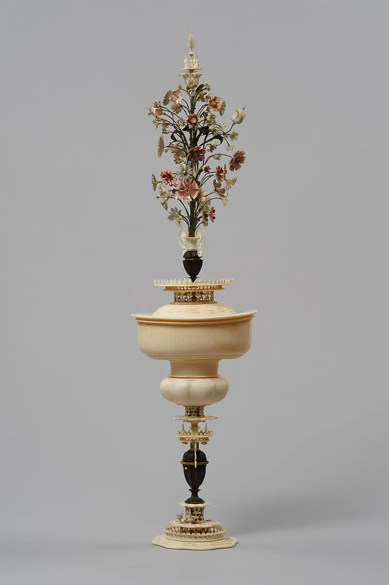 Deckelpokal mit Blumenbukett