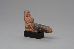 Hockender, nackter Mann mit übergroßem Phallus, eine Stele haltend