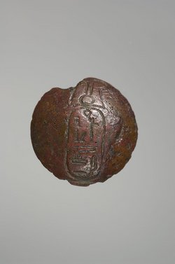 Bronzefragment (von Kelch?) mit Kartusche Ramses' III.