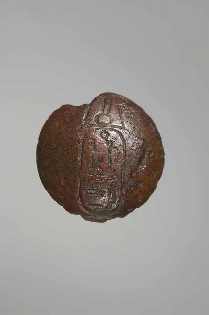 Bronzefragment (von Kelch?) mit Kartusche Ramses' III.