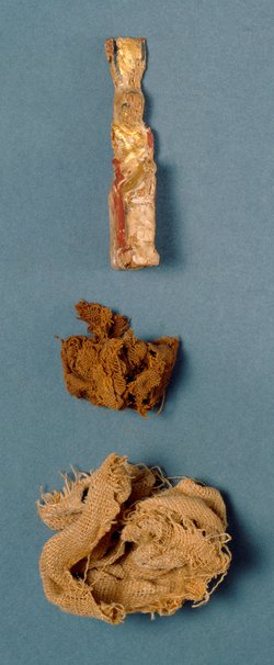 Obeliskenförmiger Behälter mit Osirisfigur