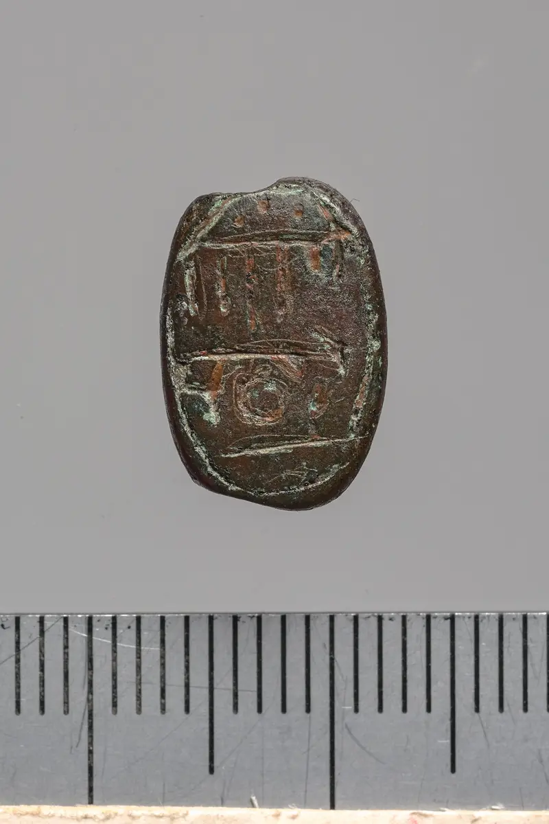 Skaraboidförmiges Amulett mit Inschrift