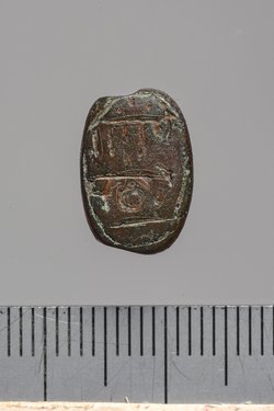 Skaraboidförmiges Amulett mit Inschrift
