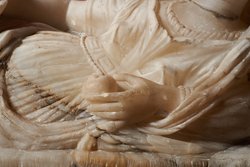 Deckel einer Aschenurne: Gelagerte Frau