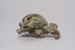 Fragmente einer Statuettengruppe: Jünglingsraubende Sphinx