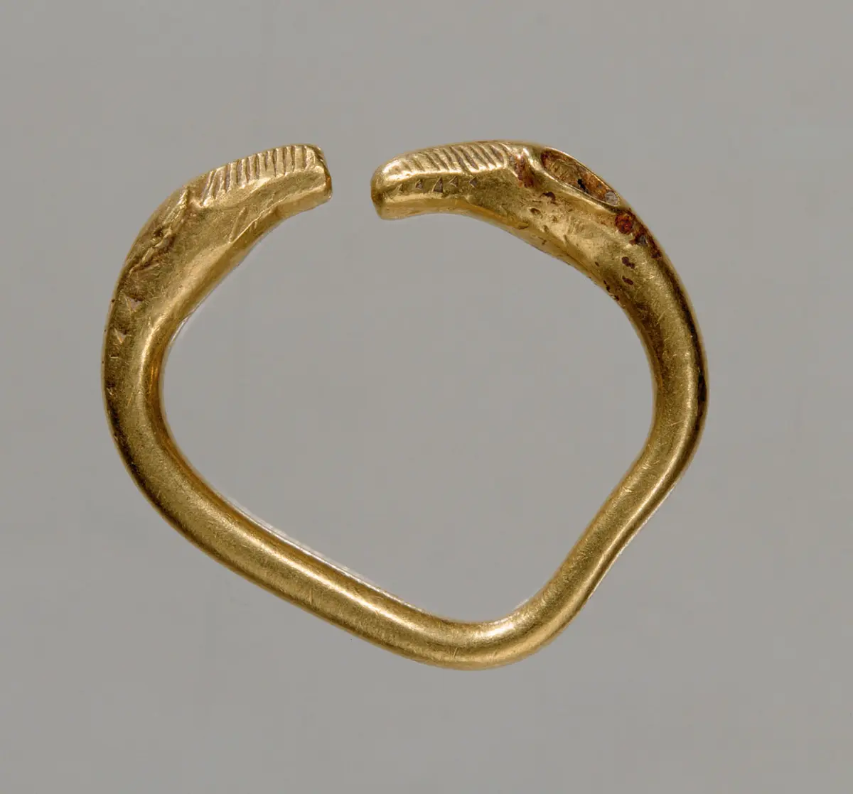 Fingerring mit Tierkopfenden