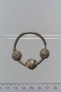 Ohrring mit kugelförmigen Ziergliedern