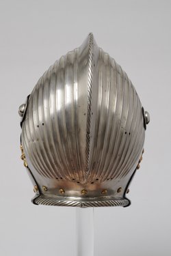 Geschlossener Helm zu einem Riefelharnisch, Riefelküriss