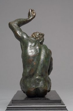 Öllampe (?) in Gestalt eines sitzenden Satyrs mit Maskeron