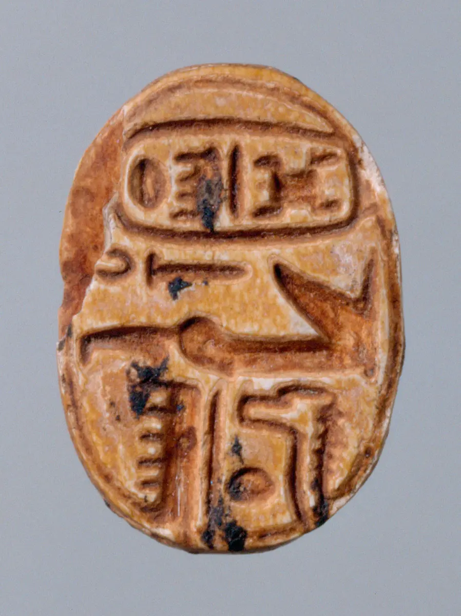 Skarabäus mit den Namen der Könige Thutmosis III. und Sethos I.