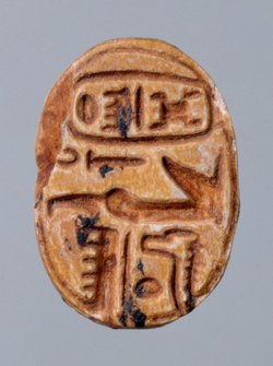 Skarabäus mit den Namen der Könige Thutmosis III. und Sethos I.