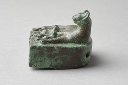 Liegende Katze mit vier Jungen
