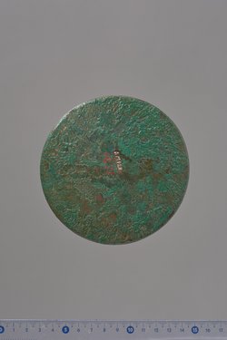 Teile eines Klappspiegels: Deckel mit Reliefapplik (siegreicher Reiter), Unterteil
