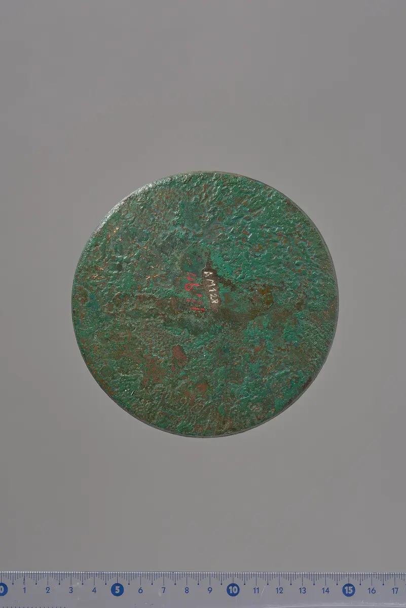 Teile eines Klappspiegels: Deckel mit Reliefapplik (siegreicher Reiter), Unterteil