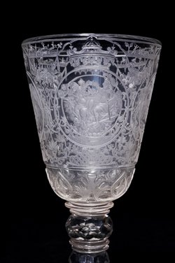 Pokal mit mythologischen Darstellungen