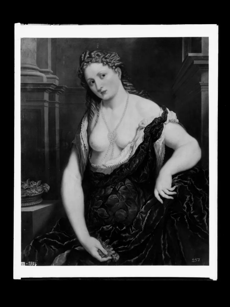 Sitzende junge Frau mit Rosen