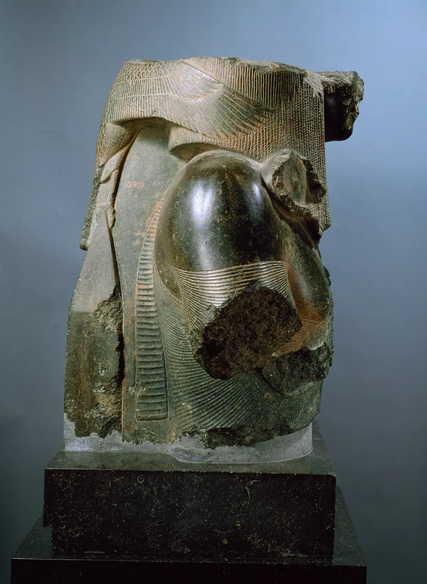 Oberteil einer Königsstatue (Sethos I. ?) mit dem Horusfalken