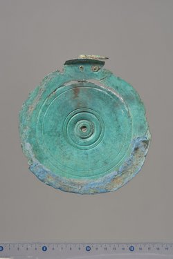 Teile eines Klappspiegels: Deckel mit Reliefapplik (Dionysos und Ariadne, Eros), Unterteil