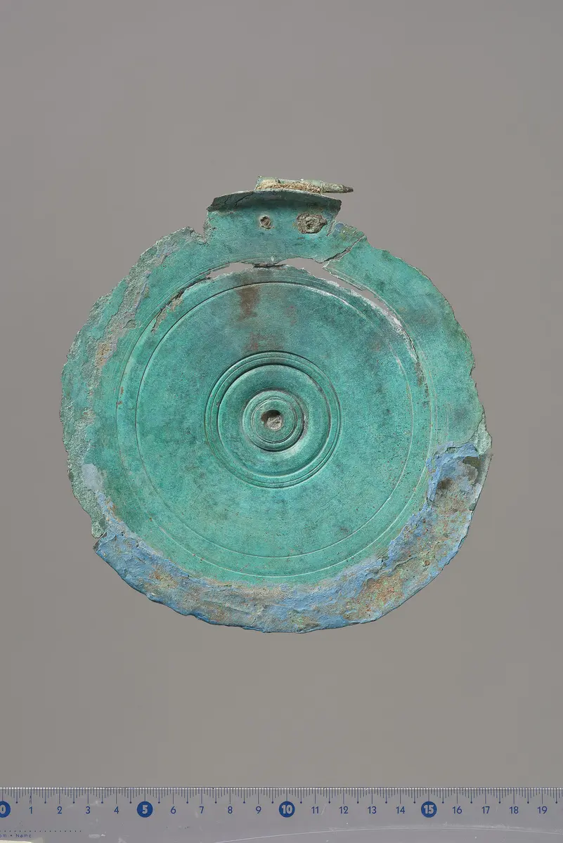 Teile eines Klappspiegels: Deckel mit Reliefapplik (Dionysos und Ariadne, Eros), Unterteil