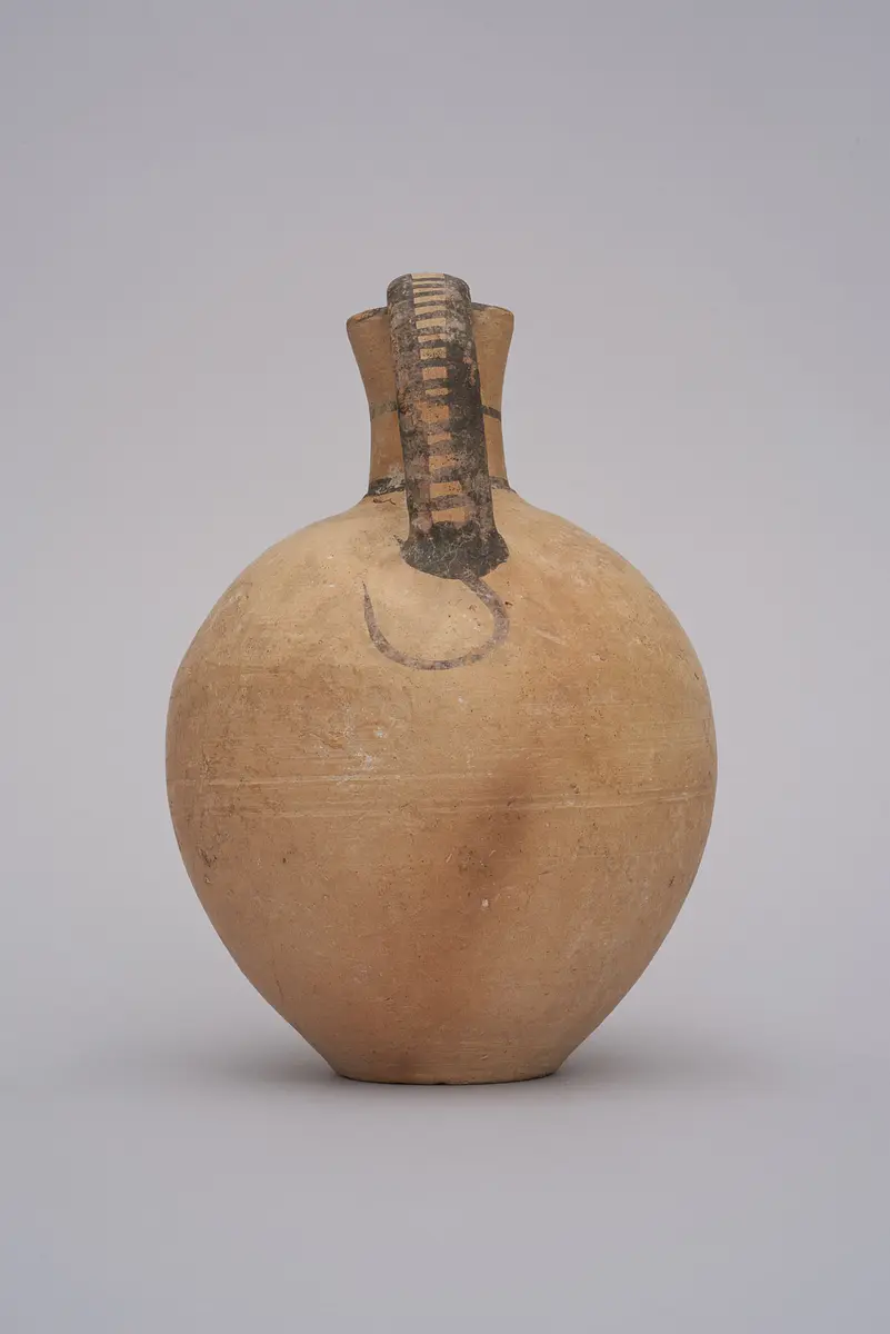 Kanne mit Kleeblattmündung der White Painted III Ware