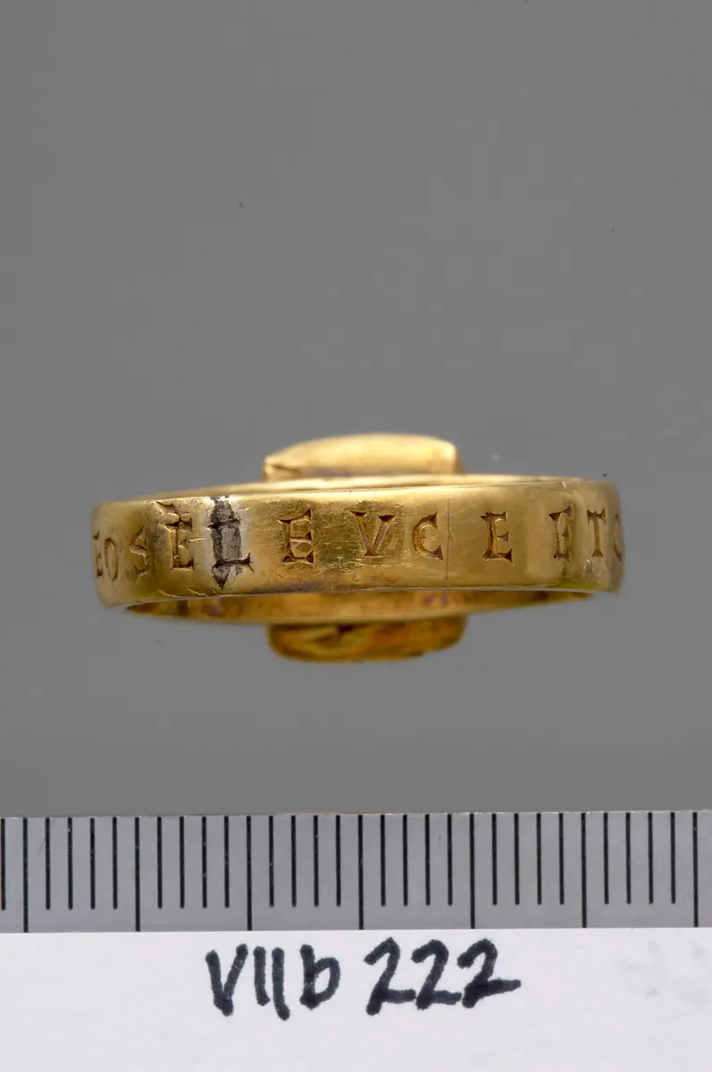Fingerring mit Gravur: Doppelporträt und Inschrift