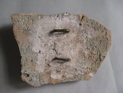 Fragment einer Krönung(?) mit Masken in schlangenförmig gewundenen Bändern: Gorgoneion