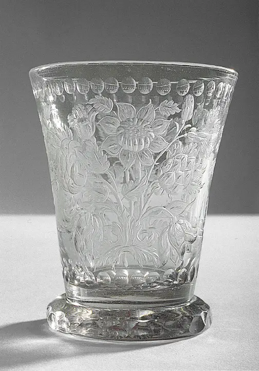Becher mit polierten Barockblumen und Insekten
