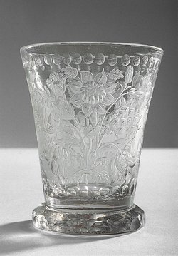 Becher mit polierten Barockblumen und Insekten