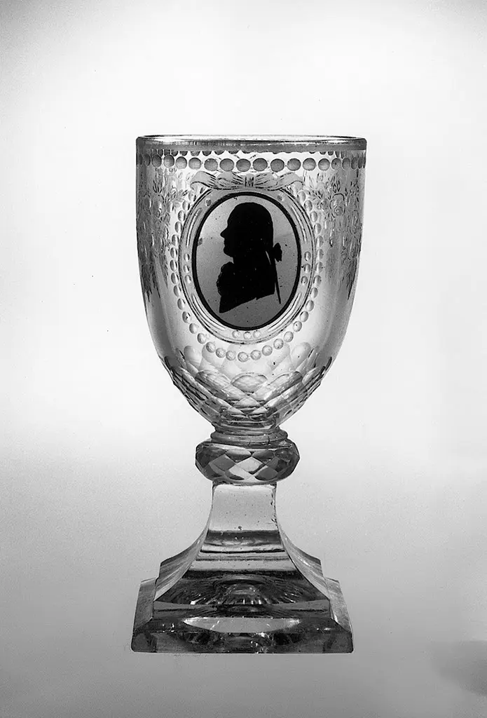 Kleiner Pokal mit Damen- und Herrensilhouette