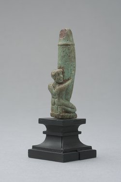 Figur eines knienden, nackten Mannes mit großem, aufgerichtetem Phallus