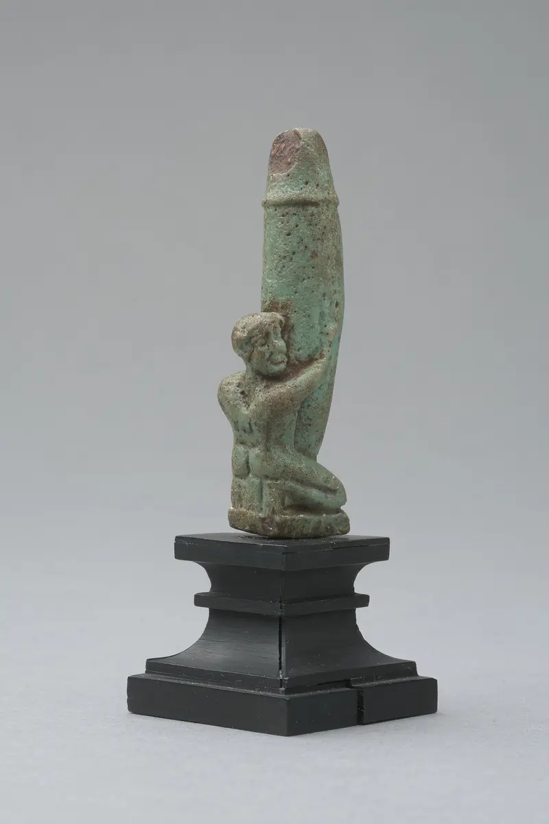 Figur eines knienden, nackten Mannes mit großem, aufgerichtetem Phallus