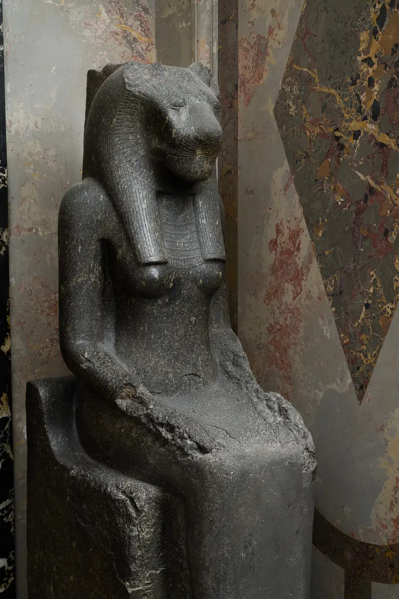 Sitzstatue der Göttin Sachmet