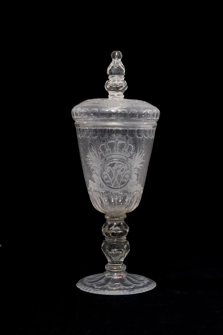 Großer Deckelpokal mit bekröntem Monogramm
