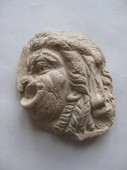 Fragment einer Sima mit Schauspielermasken: Männliche Theatermaske