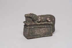 Krokodil, auf Schrein liegend