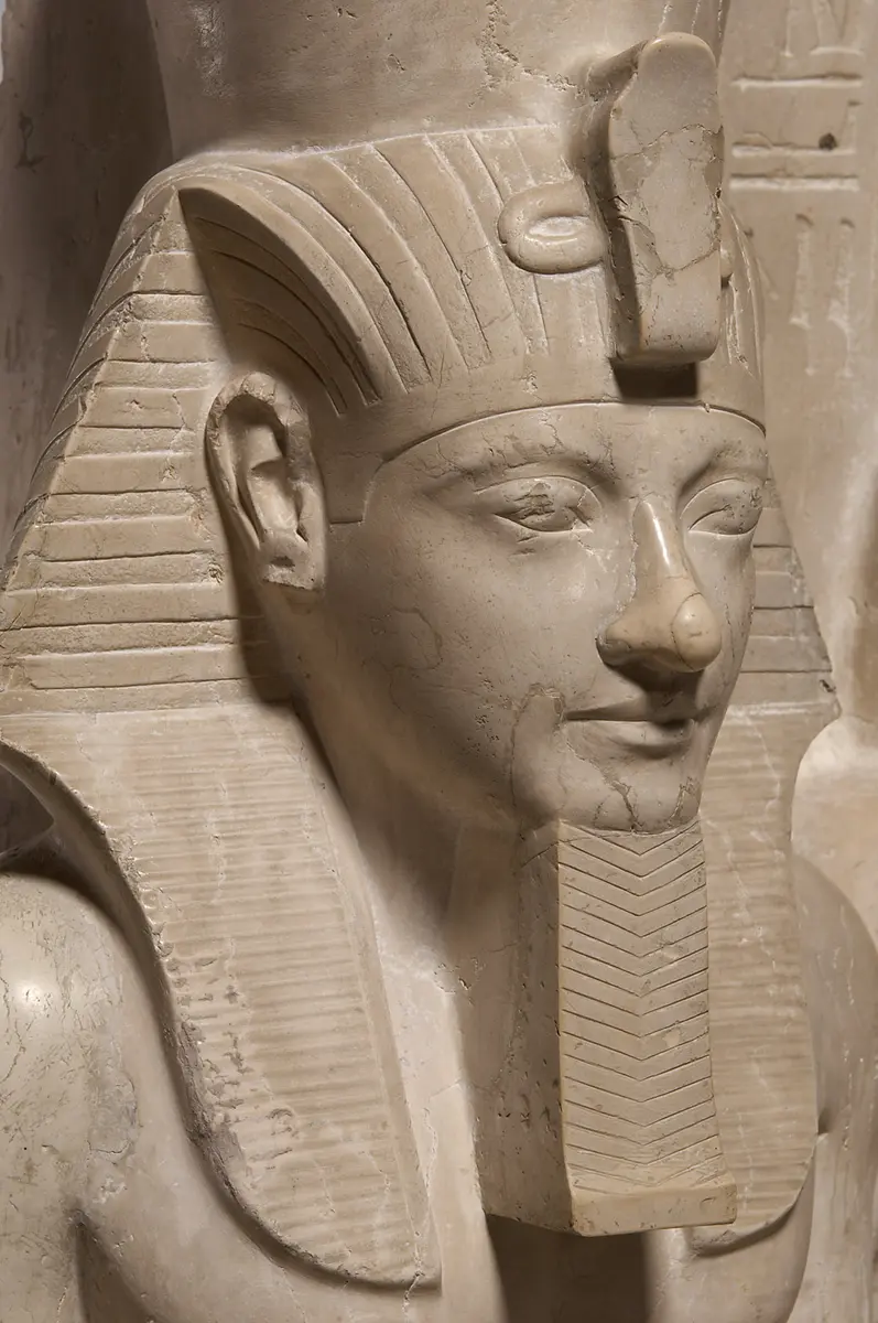 Statuengruppe des Gottes Horus und des Königs Haremhab