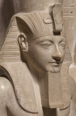 Statuengruppe des Gottes Horus und des Königs Haremhab